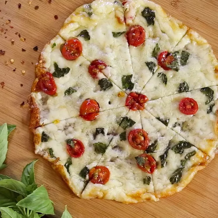 Pizza Poêle à Croûte de Fromage : La Pizza Sans Céréales Réinventée