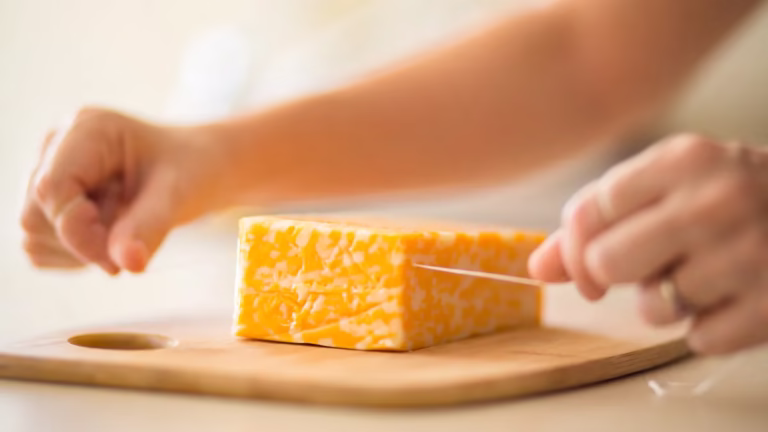 couper-du-fromage-avec-du-fil-de-soie