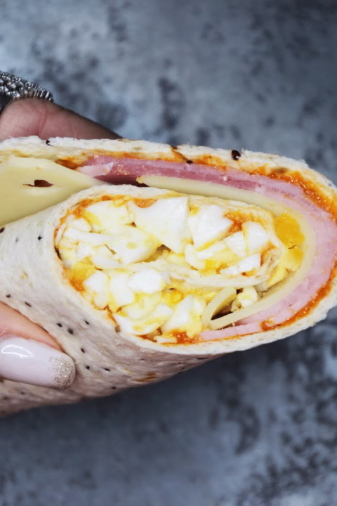 Wraps au Bacon et Œufs Brouillés à l'Air Fryer