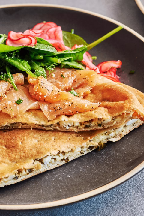 Pain pita grillé au fromage Pour 2 personnes, 10 min ● 2 pains pita ● 100 g de fromage râpé ● 1 c. à s. d'huile d'olive Ouvrez délicatement les pains pita et garnissez-les de fromage râpé. Badigeonnez d'huile d'olive pour une texture dorée et croustillante. Placezles dans le panier de l'Air Fryer et faites cuire à 180°C pendant 5 à 7 minutes, jusqu'à ce que le fromage soit fondu et les pains légèrement dorés