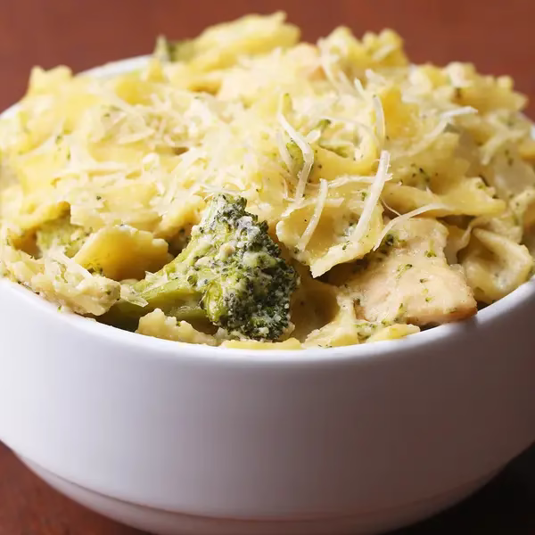 Pâtes Crémeuses au Poulet et Brocoli en Une Seule Casserole