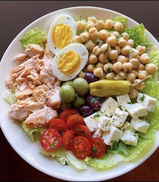 Saladier méditerranéen rempli de protéines