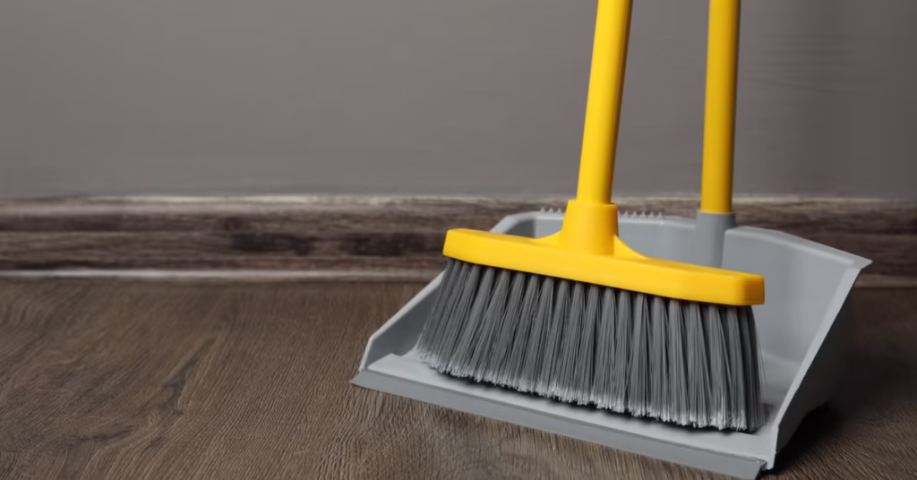 Devriez-vous vraiment couper votre balai ? Voici ce que disent les experts en nettoyage