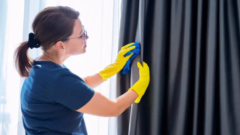 Apprenez à nettoyer vos rideaux sans les décrocher grâce à cette astuce de grand-mère