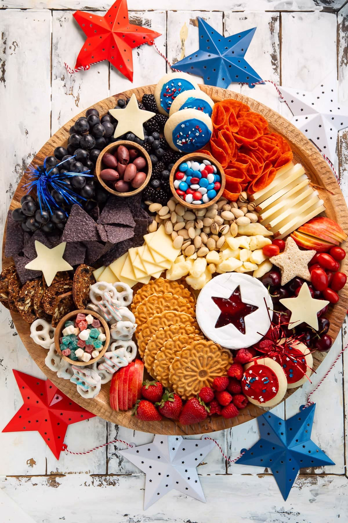 Plateau de Charcuterie Rouge, Blanc et Bleu : L'Idée Festive Sans Cuisson