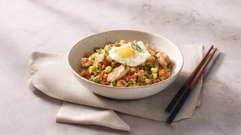 Riz sauté au poulet et légumes